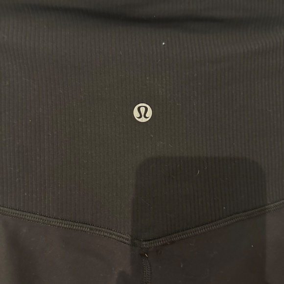Simple Black LuluLemon Leggings - Picture 7 of 7